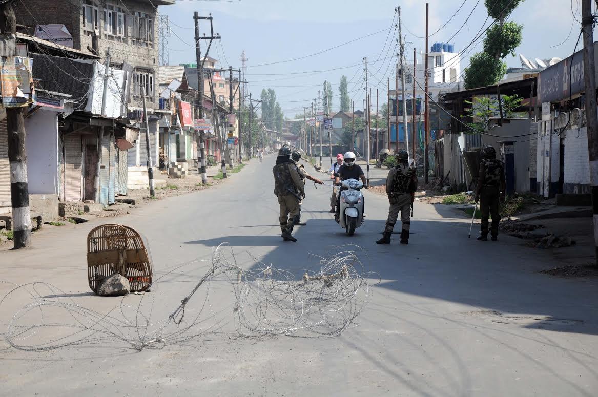 Authorities impose curfew in Valley to foil ‘Dargah chalo’